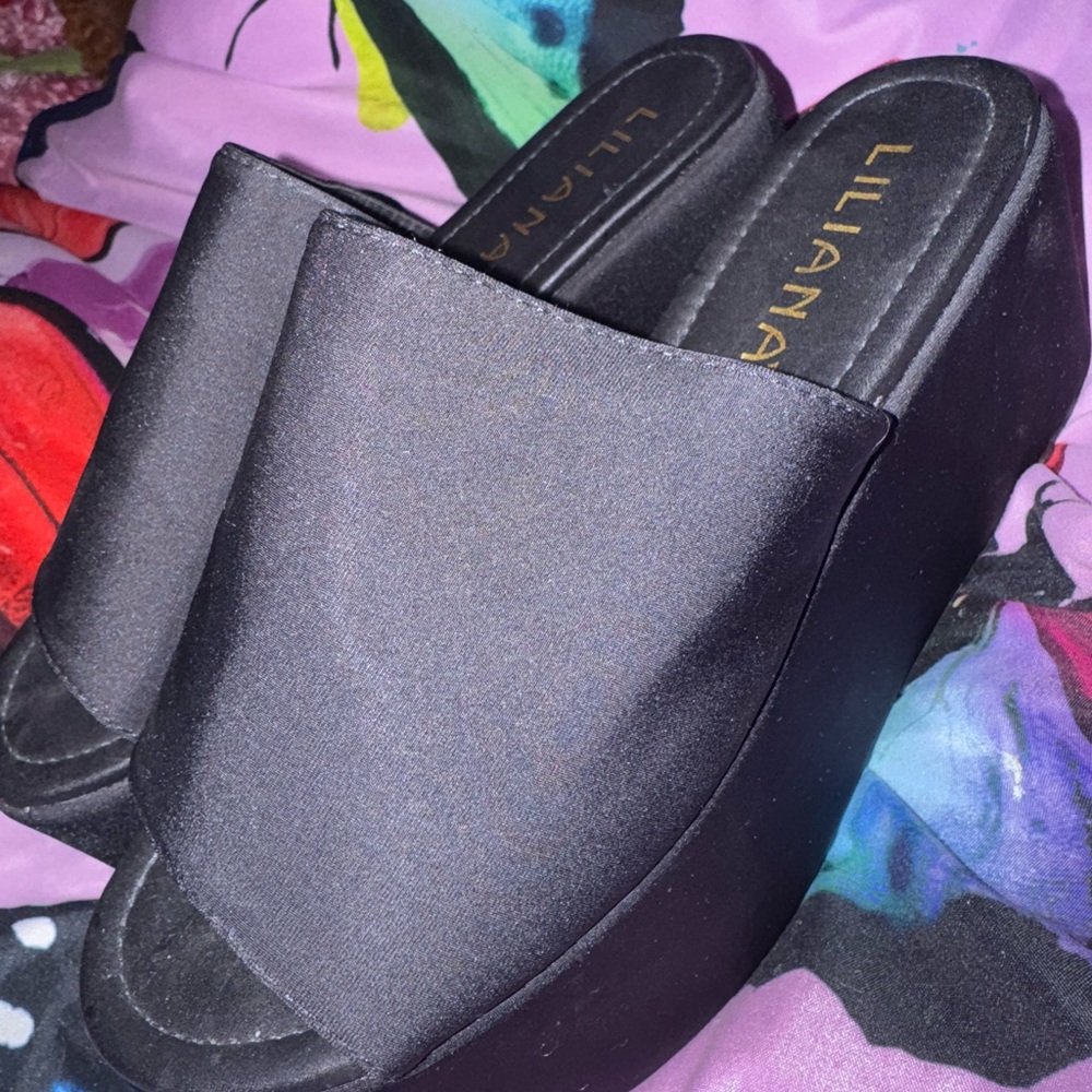 Liliana Women's Black Open-Toe Wedge Platform Sandala